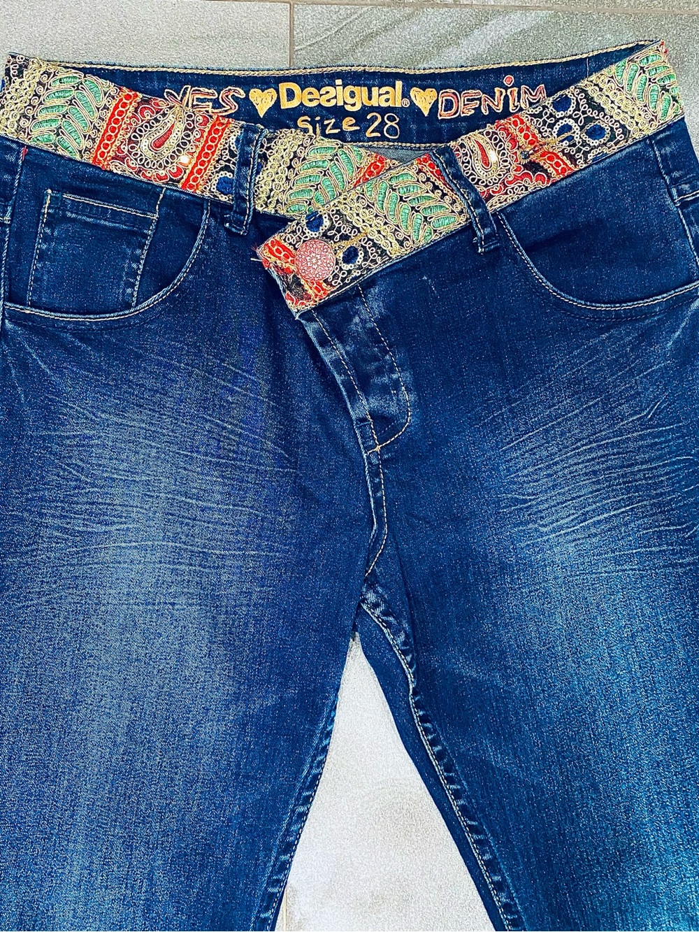 Women’s Desigual Embroidered Embellished Waistband Dark Denim Straight Jeans 28 - Picture 2 of 7